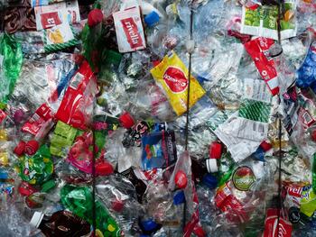 plastic-bottles-115074_1920_foto_di_hans_da_pixabay.jpg